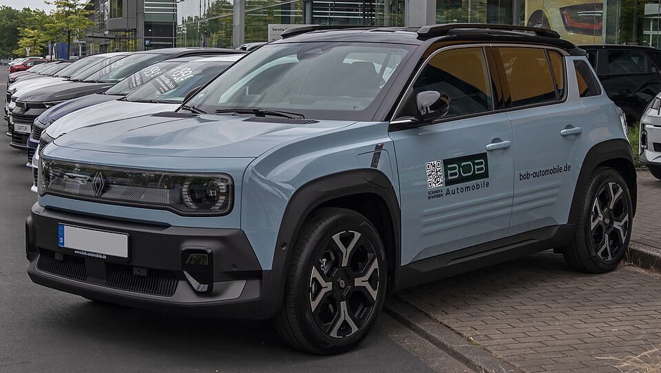 RENAULT 4 ICONIC E-TECH EV car — UK survivor photo