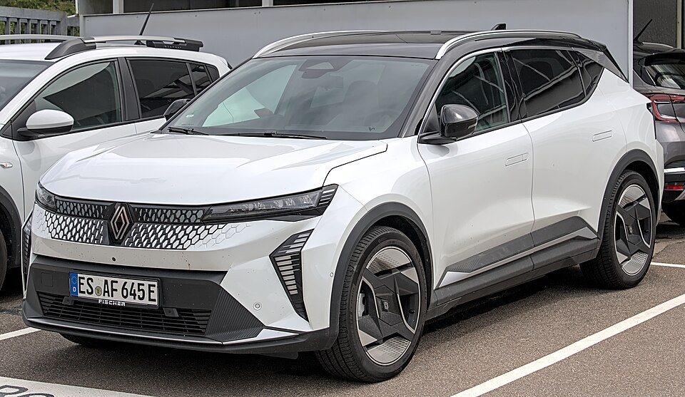 RENAULT 5 EVOLUTION E-TECH EV car — UK survivor photo