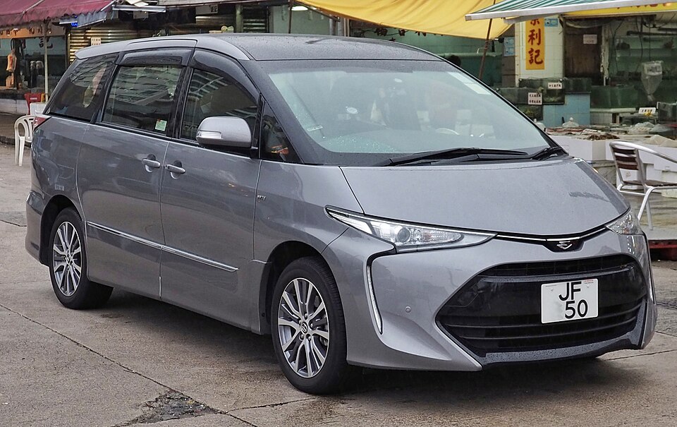TOYOTA ESTIMA car — UK survivor photo