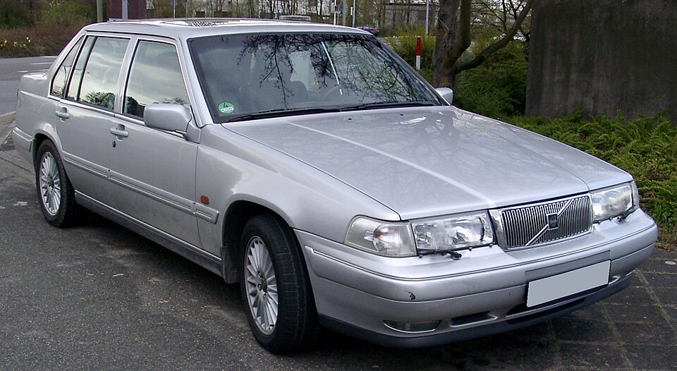 VOLVO 940 car — UK survivor photo