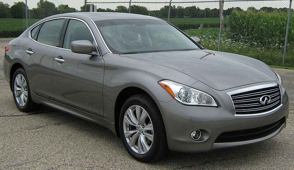 INFINITI M35H car — UK survivor photo