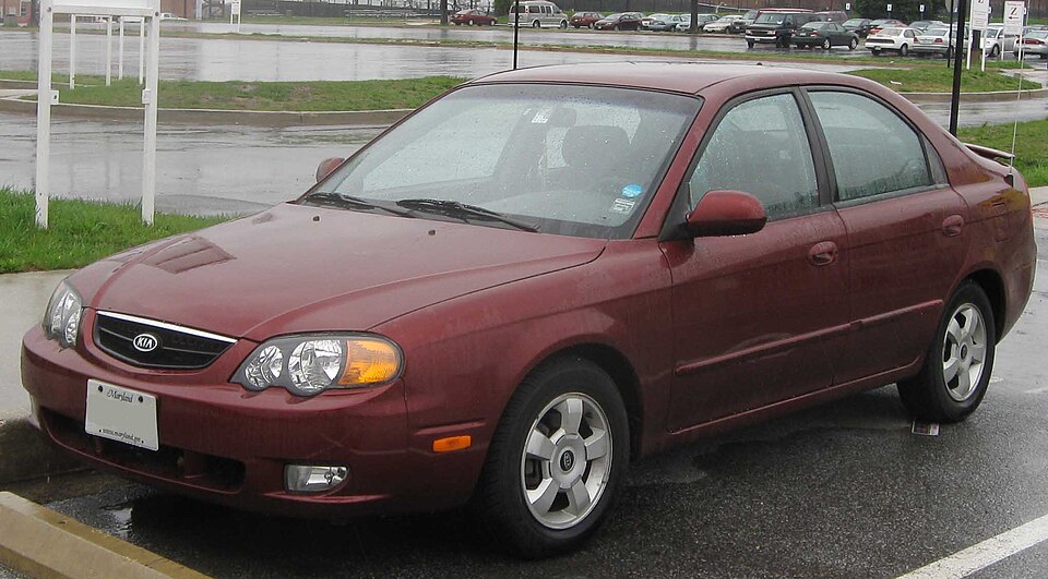 KIA MENTOR car — UK survivor photo