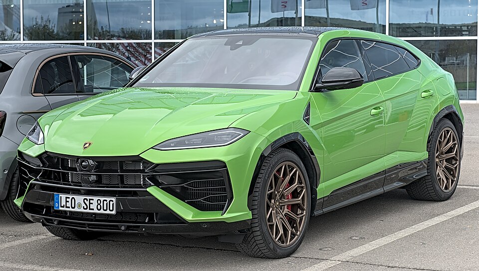 LAMBORGHINI URUS car — UK survivor photo