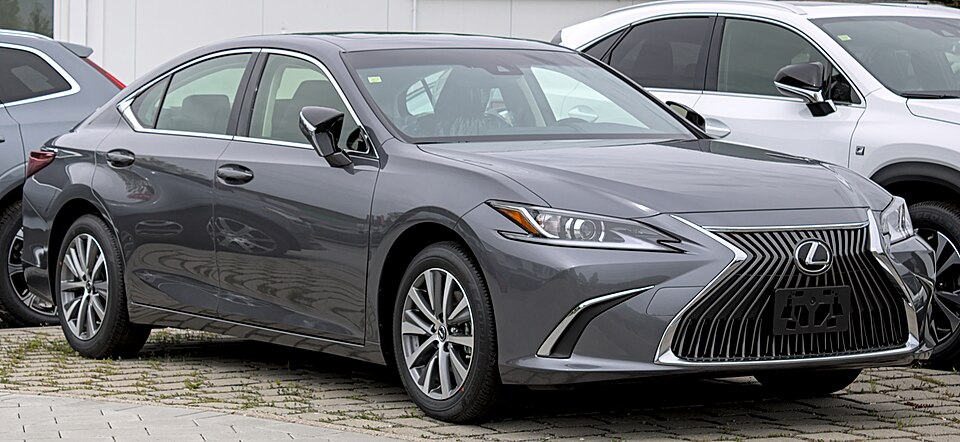 LEXUS ES 300 car — UK survivor photo