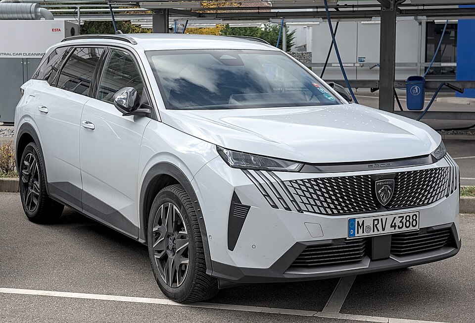 PEUGEOT E-5008 ALLURE car — UK survivor photo