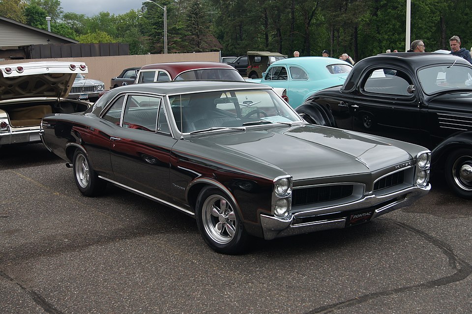 PONTIAC TEMPEST car — UK survivor photo